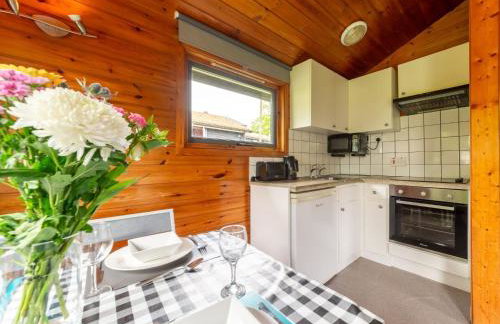 Chalet Lodge 4 - Hot Tub Lodge by Interhome - Foto 19