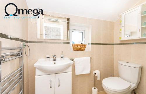 Double Room with a shared Kitchen and bathroom in a 5-Bedroom House at Hanwell - Photo 5