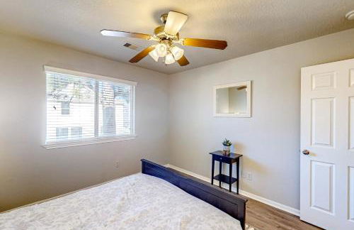 3 Mi to Downtown Conroe Updated Townhome with Yard - Foto 17