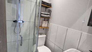 Town Centre Modern 1 Bedroom self-contained Apartment - Foto 5