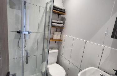 Town Centre Modern 1 Bedroom self-contained Apartment - Photo 5