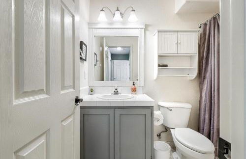 Spacious 4BD 3BA with hot tub, fire pit, and wraparound deck - Foto 21