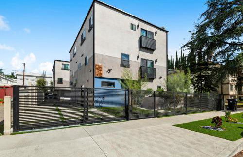 Luxurious Townhome W/3 Master Suites gated Parking - Photo 20