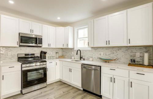 Walk to River, Parks and Dining Family Home with Yard - Foto 2