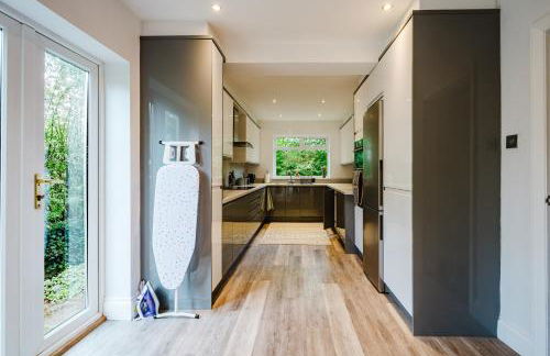 Bright 4BR Home with Garden with Free Parking and Sleeps up to 9 - Foto 17