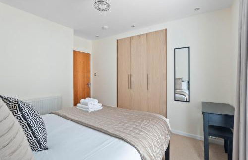 Central 2BR Park Royal Apartment with Balcony and Parking - Photo 20