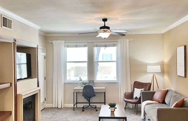 Relaxing 2-br Apt With Pool Hot Tub Gym - Photo 1