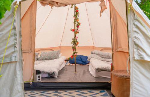 Wood Cabin & 4 Large Bell Tents - Hapus Hideaway - Foto 34