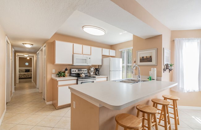 ​Near Theme Parks! 4 BR's, Sleeps 10! Gorgeous Home, Pool, Patio! - Foto 2