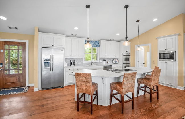 Stunning Marsh & Water Views in This Completely Renovated Three Bedroom Home - Foto 12