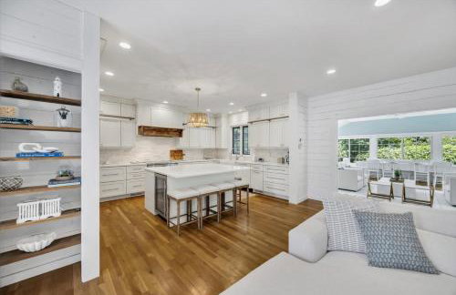 Stay 1 Block from Ocean at 7-Bed Retreat with Yard, Deck and Game Room, Host Up to 22 Across 16 Beds, Gas Fireplace, Gas Grill, Ample Parking, Walk to Menauhant Beach, Perfect for Family Getaway, 24 Hr Hospitality - Foto 29