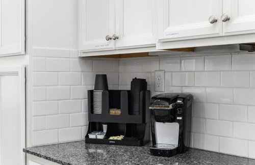 Spacious Home with Private Pool - Photo 52