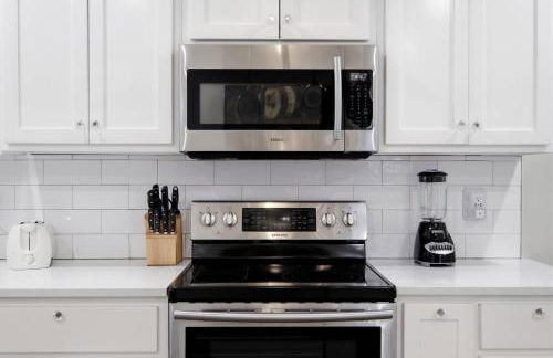 Charming Home in the Highlands W Private Backyard - Foto 8