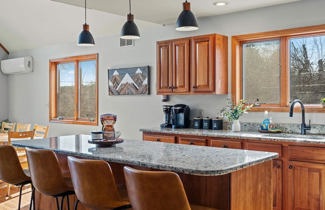 Lake View Chalet by Avantstay Lake Access Deck - Photo 14