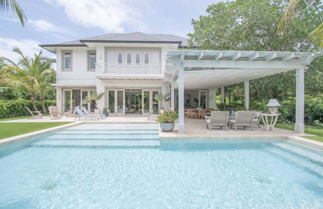 Stylish Fully-staffed Villa Near Beach and Lagoons in Exclusive Golf Resort - Photo 1