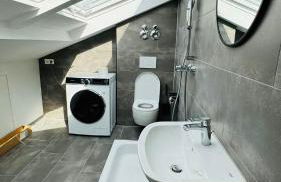 Charming Attic Retreat with Sloped Roof - Foto 7