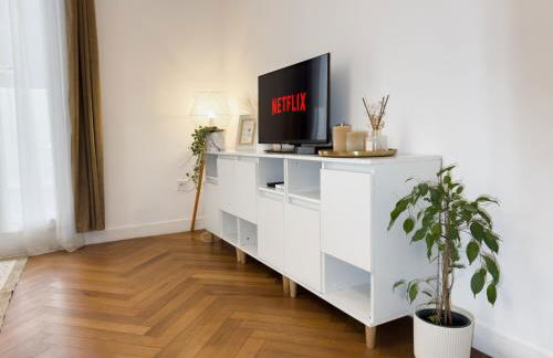 Central Studio - Bright & Modern - Private Terrace - AirCon - Near Train & Beach - Foto 39