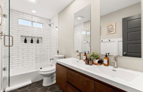 Lux 5BR gem with Heated Pool, SPA, and Outdoor Movie Theater - Foto 26