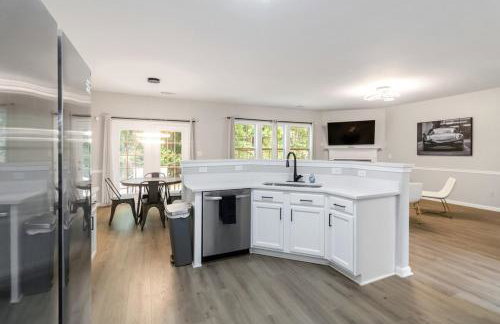 5-Bed Gem Close to Duluth Fun Sleeps 16 - Foto 5