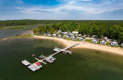 Sandy Beach and Sunset Views Cedarville Cabin 3! - Foto 1