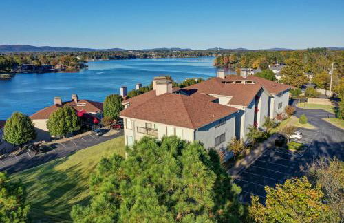 Pool and Dock Access Lakefront Hot Springs Condo! - Foto 41