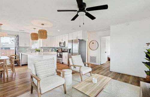 Tranquil Lakeside Escape 2 Bedrooms Patio Views - Photo 8