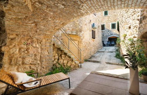 2 Bedroom Beautiful Home In Pitve - Photo 3