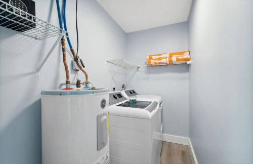 March Sale! Walk to Beach - Large Private Yard - Fire Pit - Dog Friendly - Foto 22