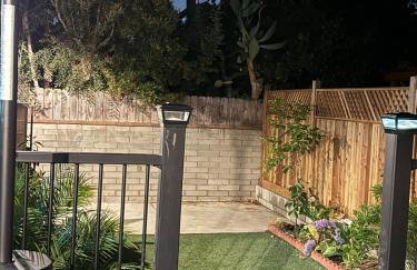 Cheerful house with EV, Parking & backyard - Foto 21