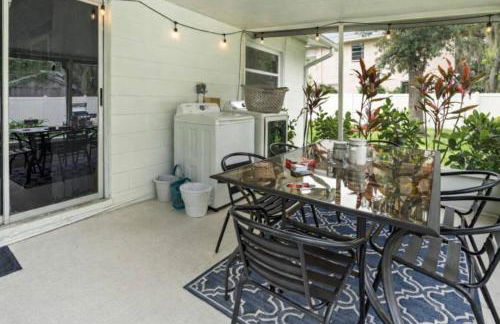 Adventure Awaits in Tampa Bay with Beautiful Decor 4BR with Backyard Oasis Near Busch Gardens & Adventure Island - Foto 48