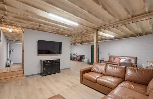 30 Mins to Boone, Fire Pit, Hot Tub, 3 porches, Dogs OK - Photo 17