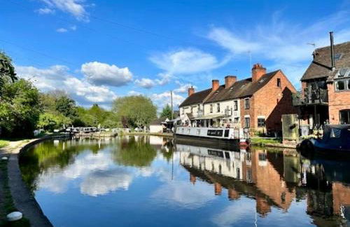Chic, immaculate Warwick apartment sleeps 4,2 bathrooms, free private parking, easy walk to Warwick, canal-side pub on doorstep - perfect for family breaks, the races or work stays - Foto 15