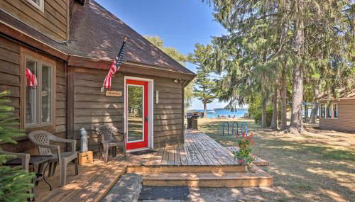 Less Than 1 Mi to Dtwn! Lakefront Manitou Cottage - Foto 2