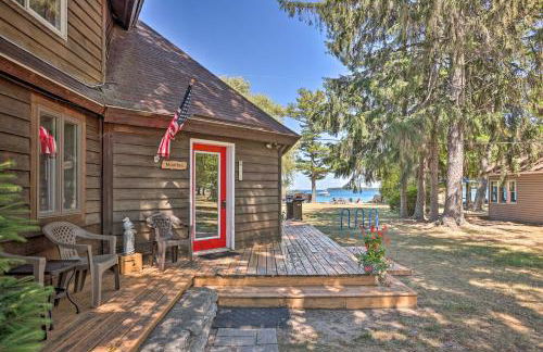 Less Than 1 Mi to Dtwn! Lakefront Manitou Cottage - Foto 2