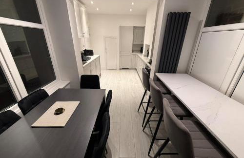 Luxury 4 Bedroom House in Harrow with Free Parking - Foto 8