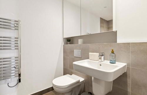 Luxury 3BR Apt Sleeps 10, Wembley & Park Views - Photo 27