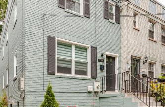 Stylish 3BR Townhouse with Backyard,and Easy Parking - Photo 18