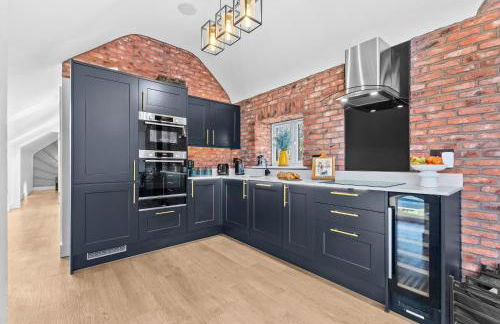 The Oak Sty - 2 Bed Countryside Cottage Escape in Durley with Hot Tub, Unique rural retreat, Private Parking, Sleeps 4 & Pet friendly - By Blue Puffin Stays - Photo 18