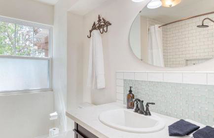 Stunning Escape • Hot Tub Panoramic View Prime Location Hilltop by AvantStay - Photo 23