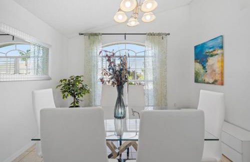 Stunning 4-bedroom Villa w/ Pool - Close to Disney Parks and Gulf Courses! - Photo 18