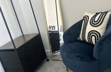 Stylish Barwell Home C with Free Parking - Sleeps 4 - Foto 13