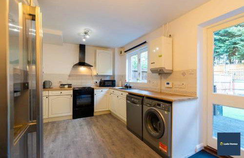 Camberley Spacious and Comfy 3 Bedroom Home, Next to Frimley Hospital with Parking - Foto 8