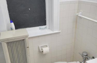 Across St Francis Hospital and near Northwestern - Foto 17