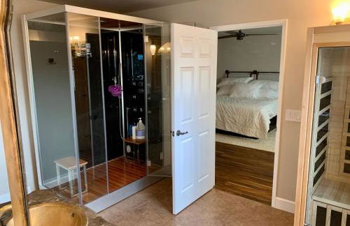 Stunning 3,400 sq ft Lake House w Boat Dock, Sauna, Steam Shower, and More - Foto 7