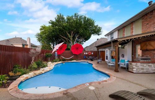 Modern and Luxury DFW Mansion with Backyard Oasis - Foto 32