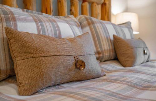 Riverfront Little Red Cabin, Hot Tub, World-class Trout Fishing, Views & Boat Access - Photo 38