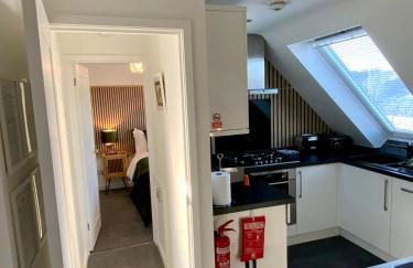 THE HIDEAWAY - LUXURY SELF CATERING COASTAL APARTMENT with PRIVATE ENTRANCE & KEY BOX ENTRY JUST A FEW MINUTES WALK TO THE BEACH, SOLENT WAY WALK, SHOPS and many EATERIES & BARS - FREE OFF ROAD PARKING,FULL KITCHEN, LOUNGE,BEDROOM , BATHROOM & WI-FI - Foto 12