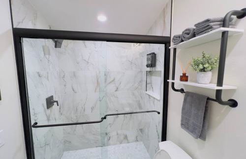 3BR Beach House | Fire Pit & Bar | Steps to Beach - Foto 31