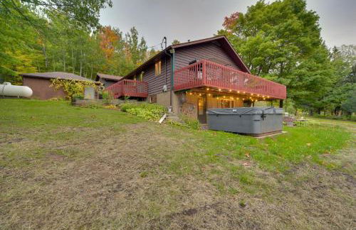 Hermantown Home with Decks, Grill and Hot Tub! - Foto 35