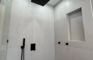 Sleek Avondale Condo Spa Bath 2 Bed King and Queen and Garage - Foto 10